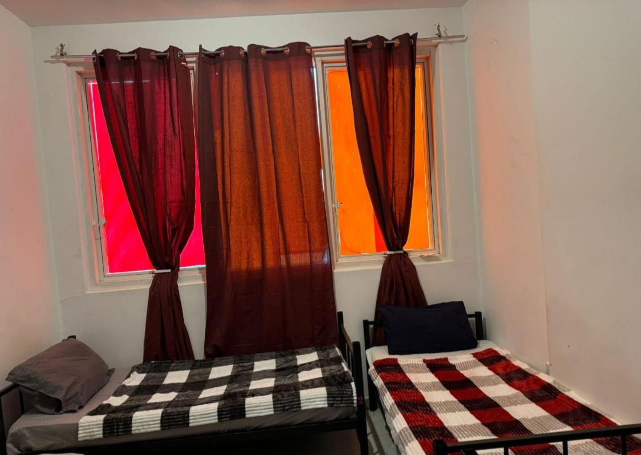 Corniche Street - For Males "Peaceful Bed Space" Abu Dhabi Buitenkant foto