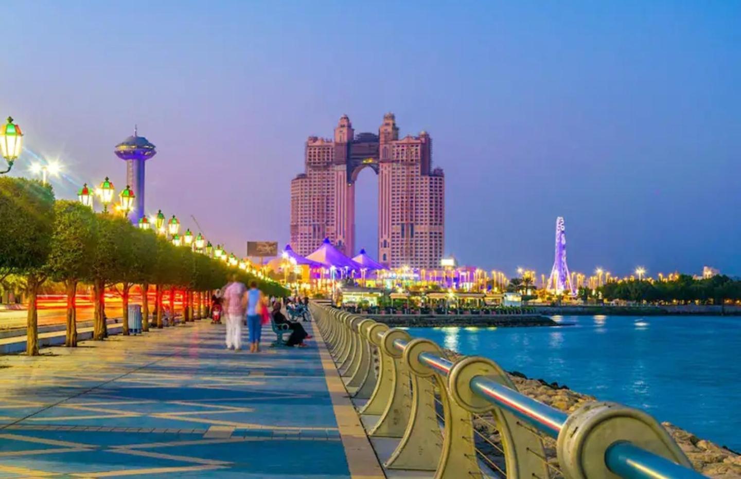 Corniche Street - For Males "Peaceful Bed Space" Abu Dhabi Buitenkant foto