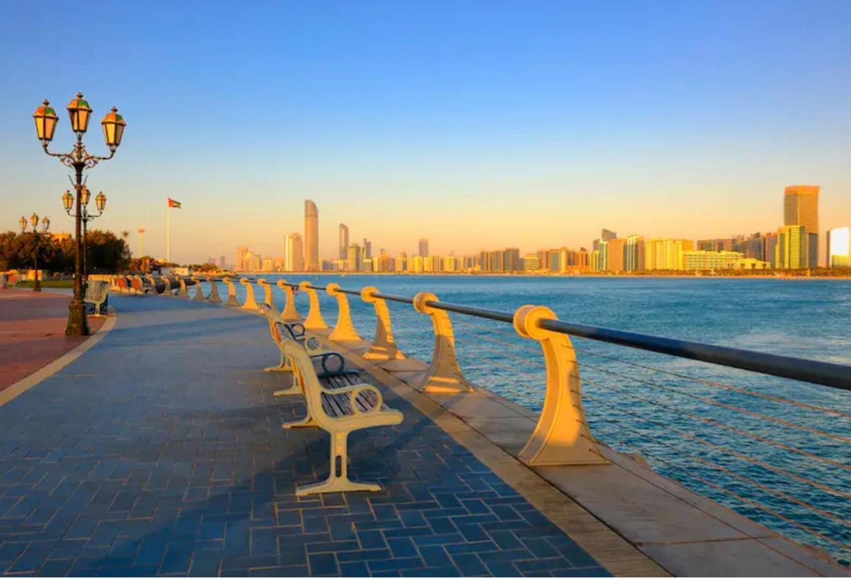 Corniche Street - For Males "Peaceful Bed Space" Abu Dhabi Buitenkant foto