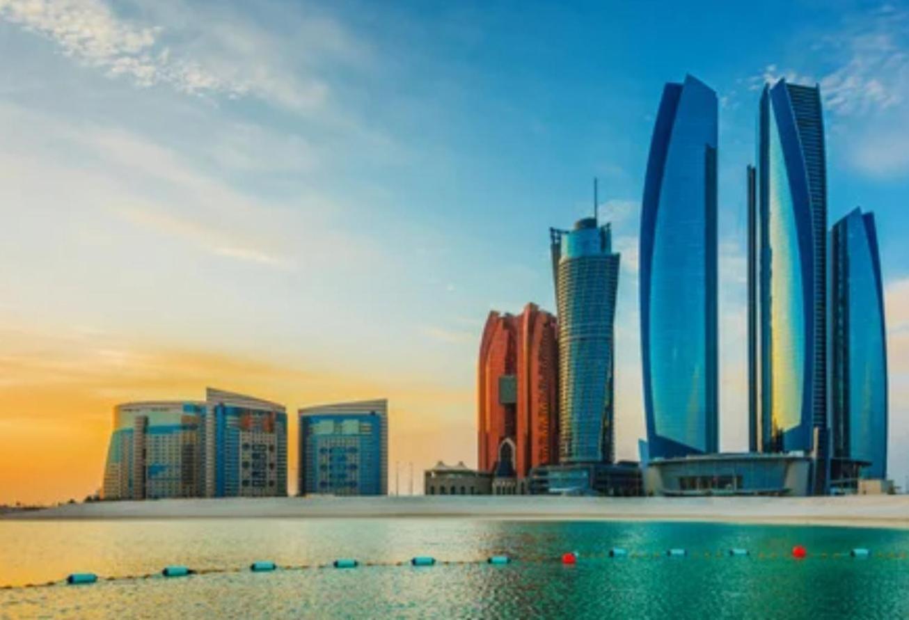 Corniche Street - For Males "Peaceful Bed Space" Abu Dhabi Buitenkant foto